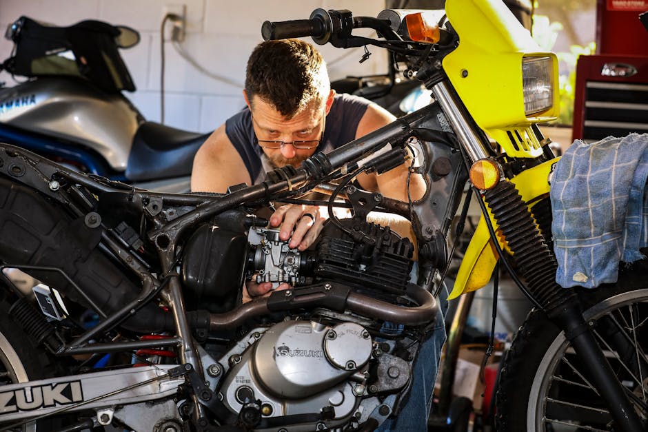Mecánico de ServiMotriz diagnosticando la falla eléctrica de una moto